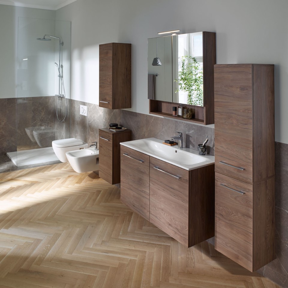 Bathroom with Geberit Selnova toilet and washbasin and Geberit actuatorplate Sigma21