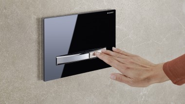 Geberit Sigma50 in black glass with chrome buttons