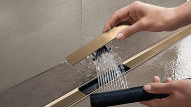 Comb insert for easy cleaning of the shower channel
