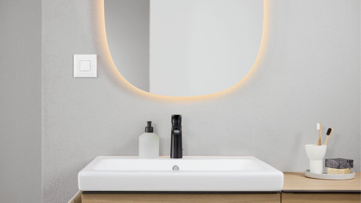 Geberit iCon bathroom with washbasin and Geberit Option oval mirror