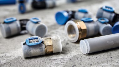 Geberit FlowFit fittings and pipes are protected against dirt and contamination with protective caps Geberit FlowFit fittings and pipes are protected against dirt and contamination with protective caps