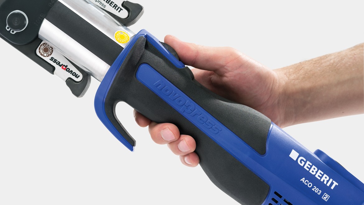 Ergonomic operation of the pressing tool with non-slip, compact handle