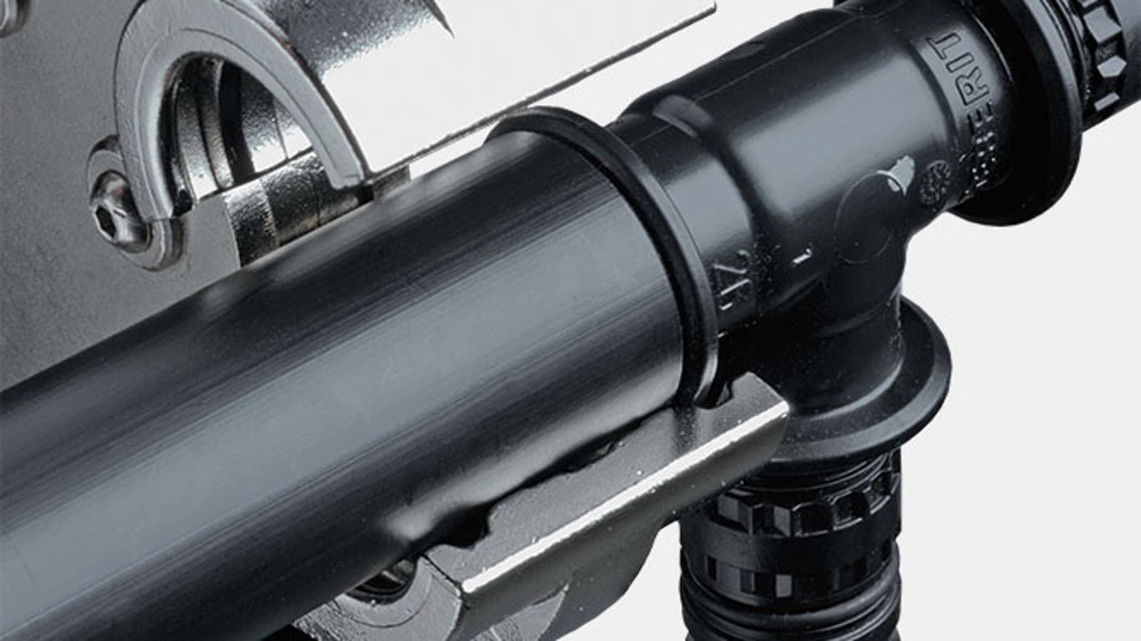 The pressing jaw guide prevents incorrect positioning with Geberit Mepla The pressing jaw guide prevents incorrect positioning with Geberit Mepla