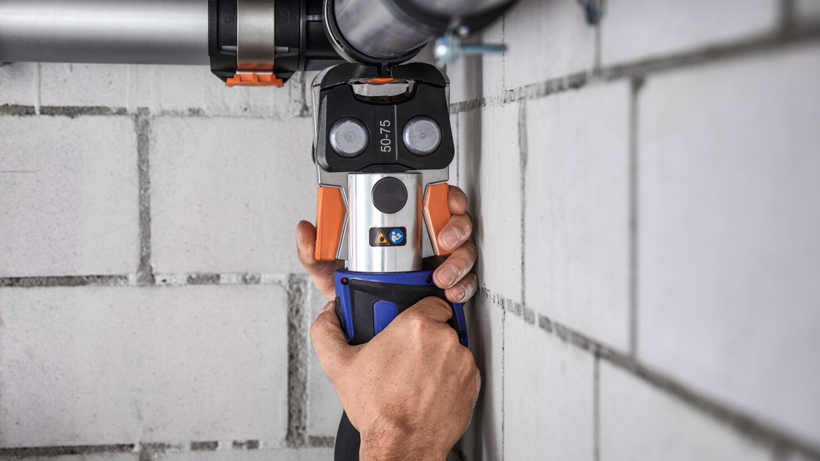 Geberit FlowFit can be pressed in tight places Geberit FlowFit can be pressed in tight places